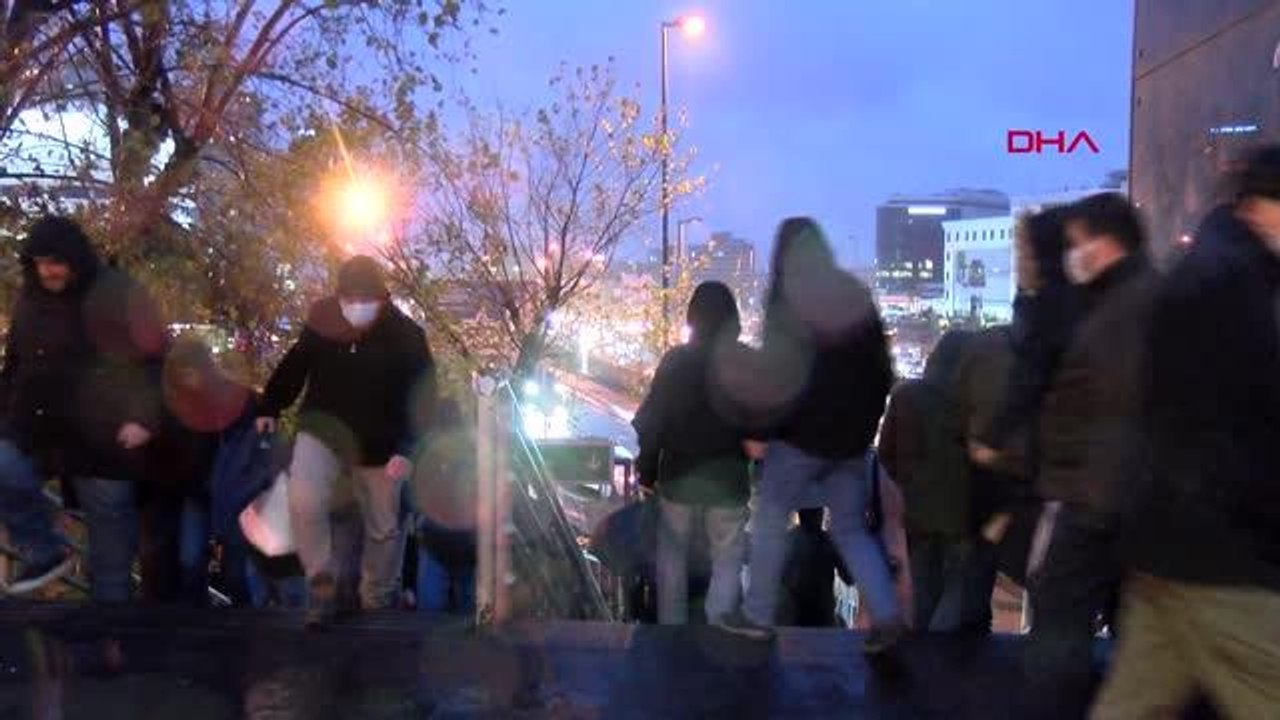 İSTANBUL'DA YAĞMURUN ETKİSİYLE ULAŞIMDA YOĞUNLUK YAŞANIYOR