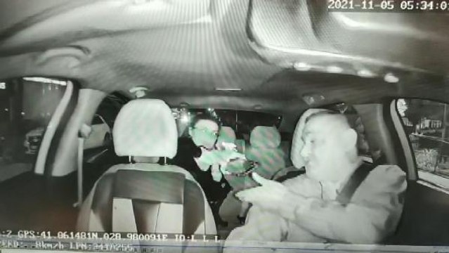 Son dakika: MÜŞTERİNİN UNUTTUĞU CEP TELEFONUNU ALAN TAKSİ SÜRÜCÜSÜ KAMERADA