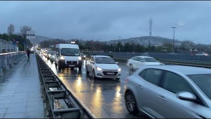 Yağışın etkisiyle trafik yoğunluğu yaşanıyor