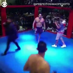 Siyasetçilerin tartışması ringde sonlandı; kafes dövüşü yaptılar