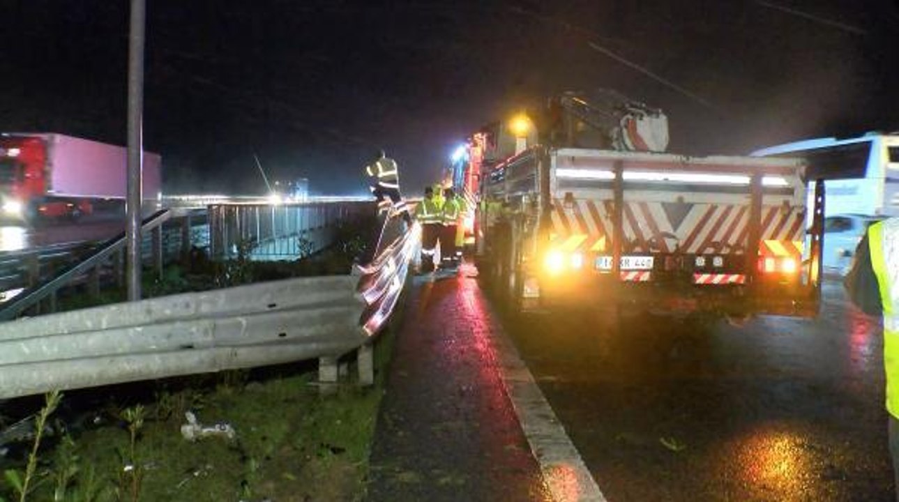 VİYADÜKTEN AŞAĞI DÜŞEN OTOMOBİLİN SÜRÜCÜSÜ MUCİZE ESERİ KURTULDU