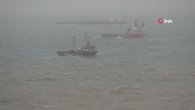 Şiddetli rüzgar yük gemilerini beşik gibi salladı