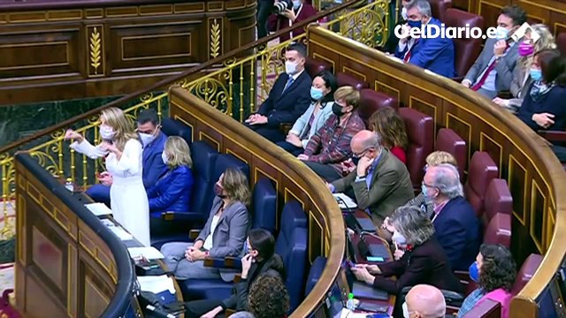 Yolanda Díaz le explica los derechos de huelga a Macarena Olona (Vox)