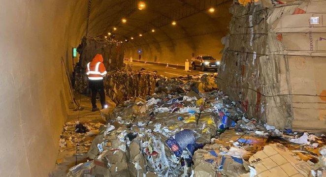 TIR tünelde devrildi, tonlarca atık kağıt yola saçıldı