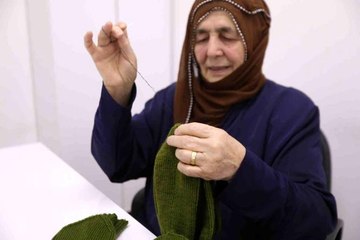 78 yaşında, attığı her ilmek Mehmetçik'in içini ısıtıyor