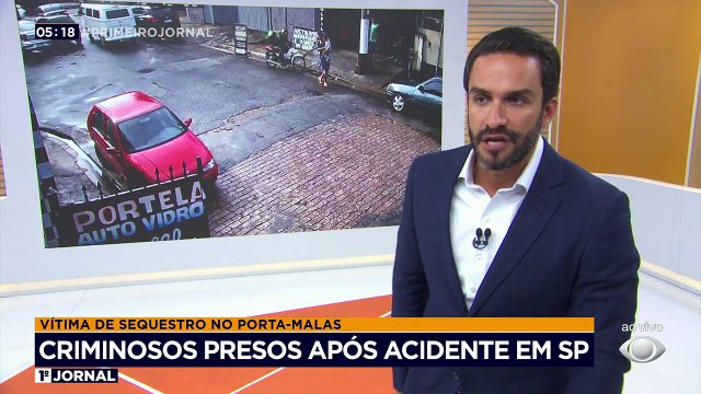 Dois criminosos foram presos após um acidente com carro roubado. Antes da perseguição, eles tinham sequestrado um motorista de aplicativo e roubado uma loja de departamentos na zona norte de São Paulo.