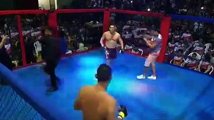 رئيس بلدية برازيلي يسوّي خلافه مع أحد معارضيه على حلبة مصارعة