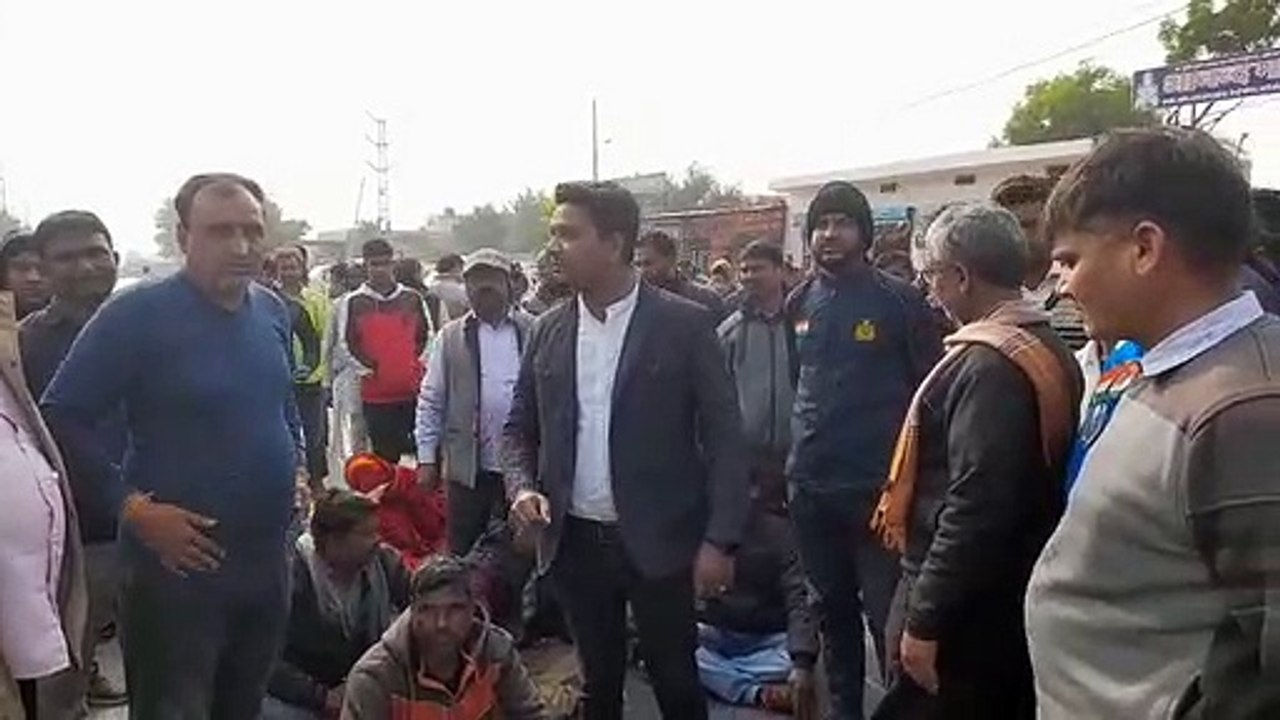 सास- बहु के हत्यारों की गिरफ्तारी के लिए ग्रामीणों ने रोका राजमार्ग, लगा लंबा जाम