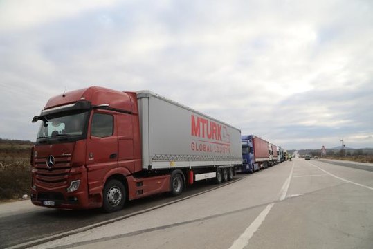 Bulgaristan'a açılan Hamzabeyli Sınır Kapısı'nda 22 kilometre tır kuyruğu oluştu
