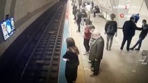 Metronun önüne atlayan kadın saniye saniye kamerada