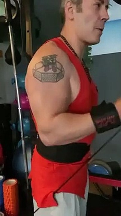 —Gear from @bodyengineers —Happy Monday To All.—Salut la famille, j’espère que vous allez bien et que vous avez passé un bon week-end ? Voici mon entraînement Biceps de ce lundi matin.« Life isn’t about getting and having, it’s about giving and bei