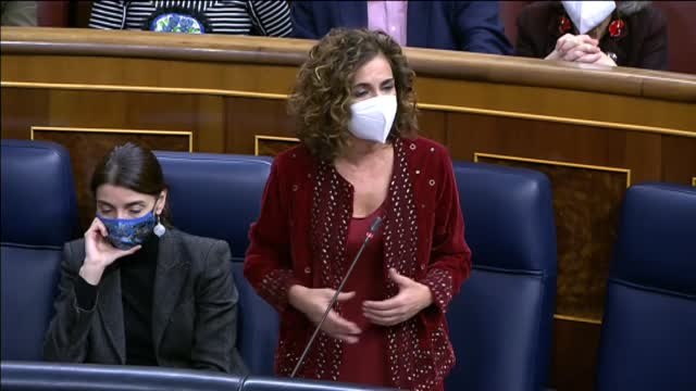 Montero a Espinosa de los Monteros: La obligación de cualquier ciudadano es pagar, no como hace usted