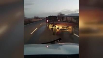 Kara yolunda traktör römorkunu çeken kamyonetin sürücüsüne ceza