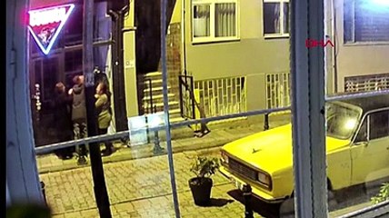 Moda'da sokağa idrarını yapma kavgası