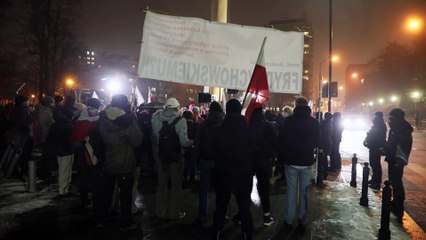 Πολωνία: Σφοδρές αντιδράσεις για τα μέτρα ενίσχυσης των εμβολιασμών