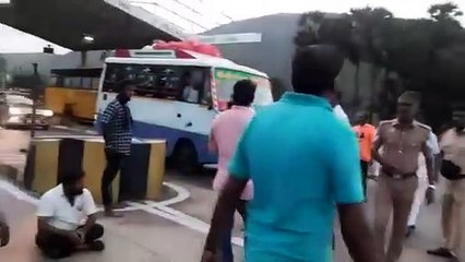 டோல்கேட் ஊழியர்களை தாக்கிய பாஜக தலைவர் – வைரலாகும் சிசிடிவி காட்சிகள்