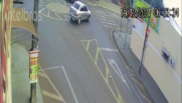 Impressionante: Em rotatória, motociclista escapa de colisão com Corsa, mas bate em Fiesta