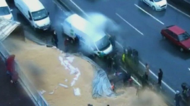 Korkunç kaza! Kum yüklü kamyon, üzerine devrildi