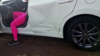 Gol e Civic batem no cruzamento da Avenida Piquiri com a Rua Pará