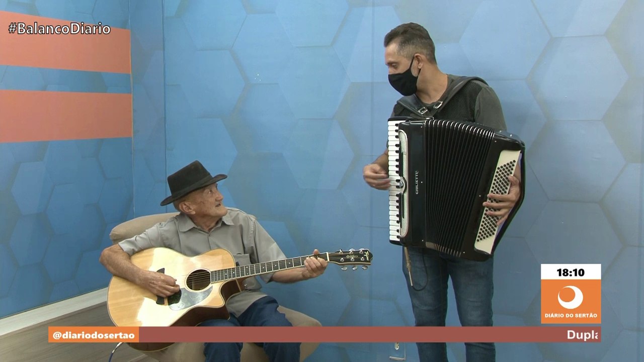 Senhor de 73 anos que consegue transformar tudo em música mostra suas habilidades em programa ao vivo