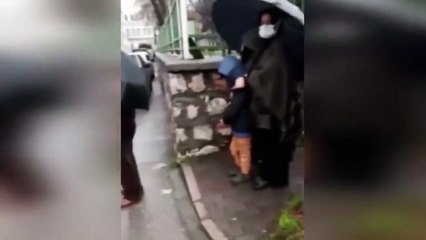 Bursa'da yağmur altında ucuz ekmek kuyruğu