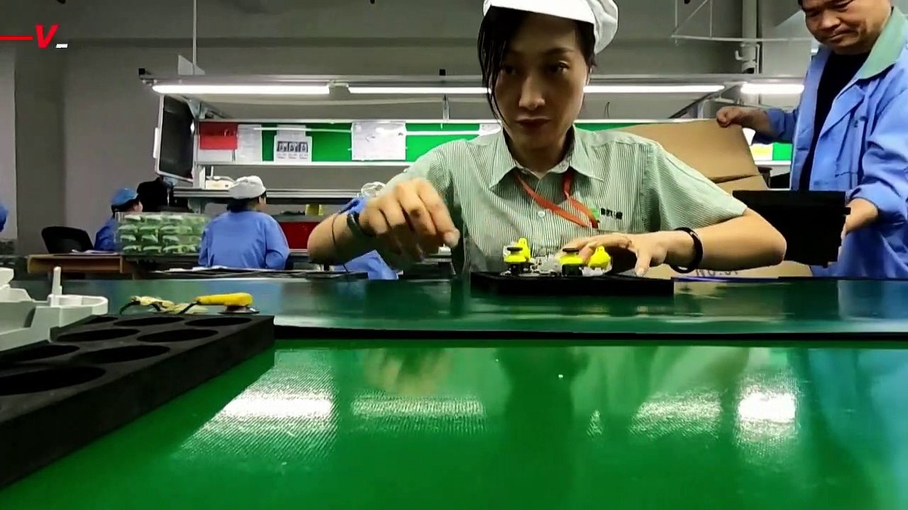 From Factory to Shelves: Shipping Crisis & Loom...