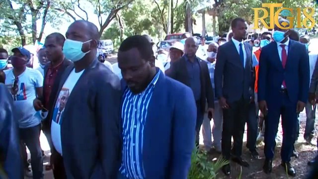 Plizyè ansyen minis ak militan ki te akonpaye ansyen minis afè etranjè a swete limyè fèt sou dosye a