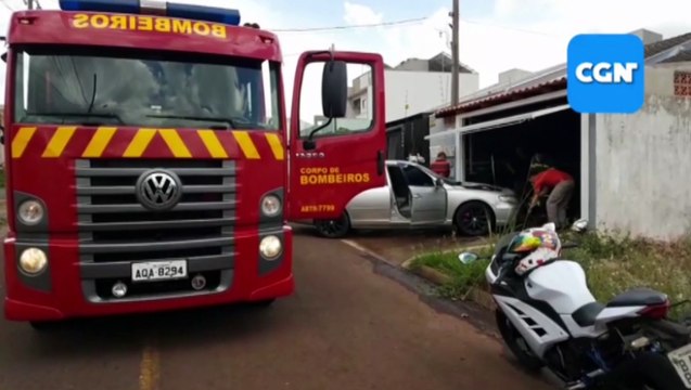 Estacionado em garagem, Azera pega fogo e chamas quase se espalham para imóvel