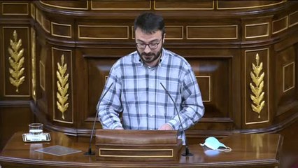 Un diputado ultraderechista "patea" su escaño preso de la ira por escuchar catalán en el Congreso