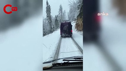 Çocukların karlı havada tehlikeli yolculuğu