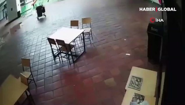 Meksika'da faciadan mucize kurtuluş! Çöken çatının altında kalmaktan kıl payı kurtuldu