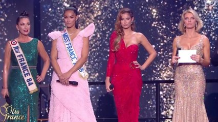 GALA VIDÉO - Miss France 2022 : pourquoi Malika Ménard était la seule sans son écharpe