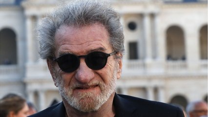GALA VIDEO - Eddy Mitchell pas effrayé par la mort : il a déjà pensé à son épitaphe