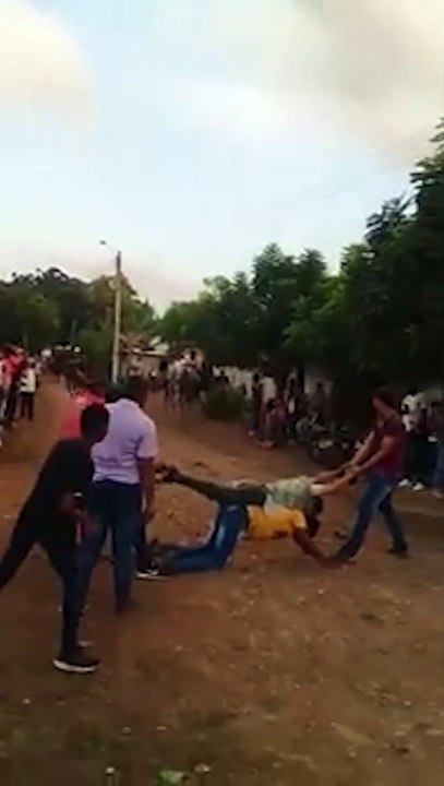 Ils forment un obstacle humain de saut pour un cheval mais l'idée n'est pas folle !