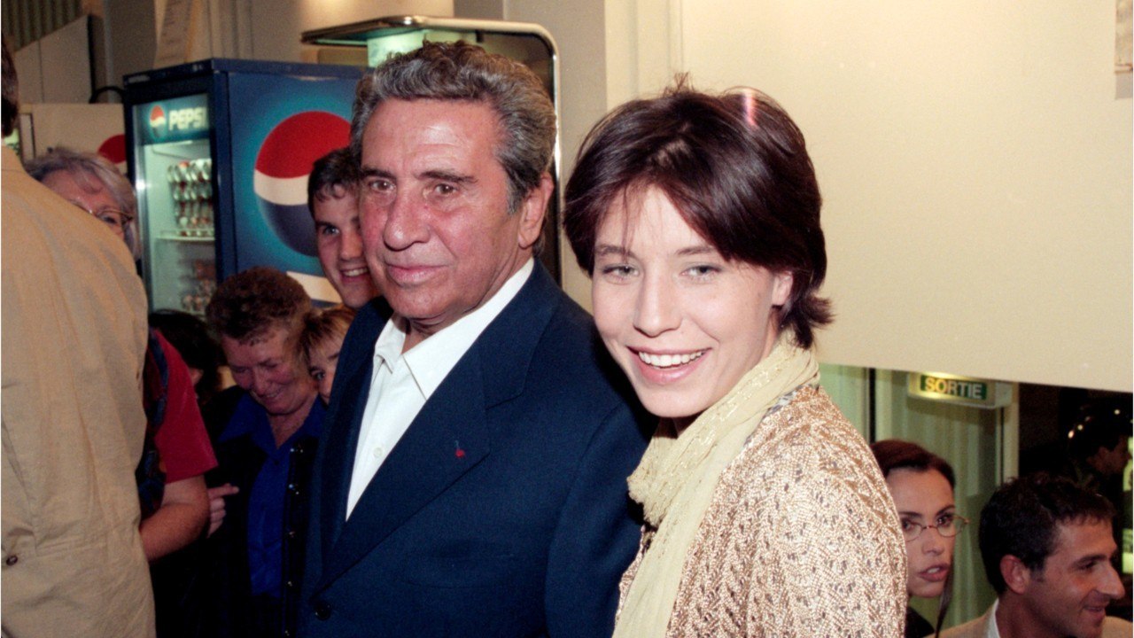 GALA VIDEO - Emily Bécaud en froid avec ses demi-frères et sœurs : "Je n'imaginais pas être détestée à ce point"