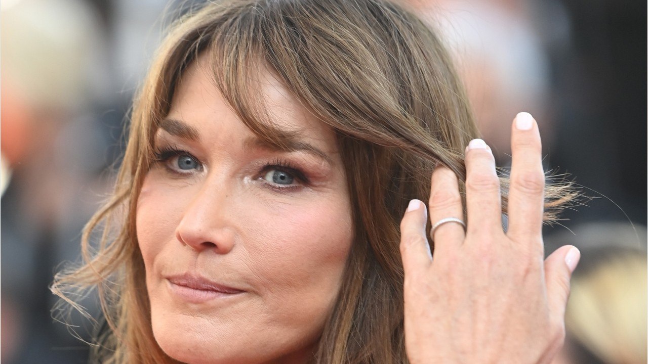 GALA VIDEO - PHOTO – Carla Bruni au naturel : elle éblouit ses fans