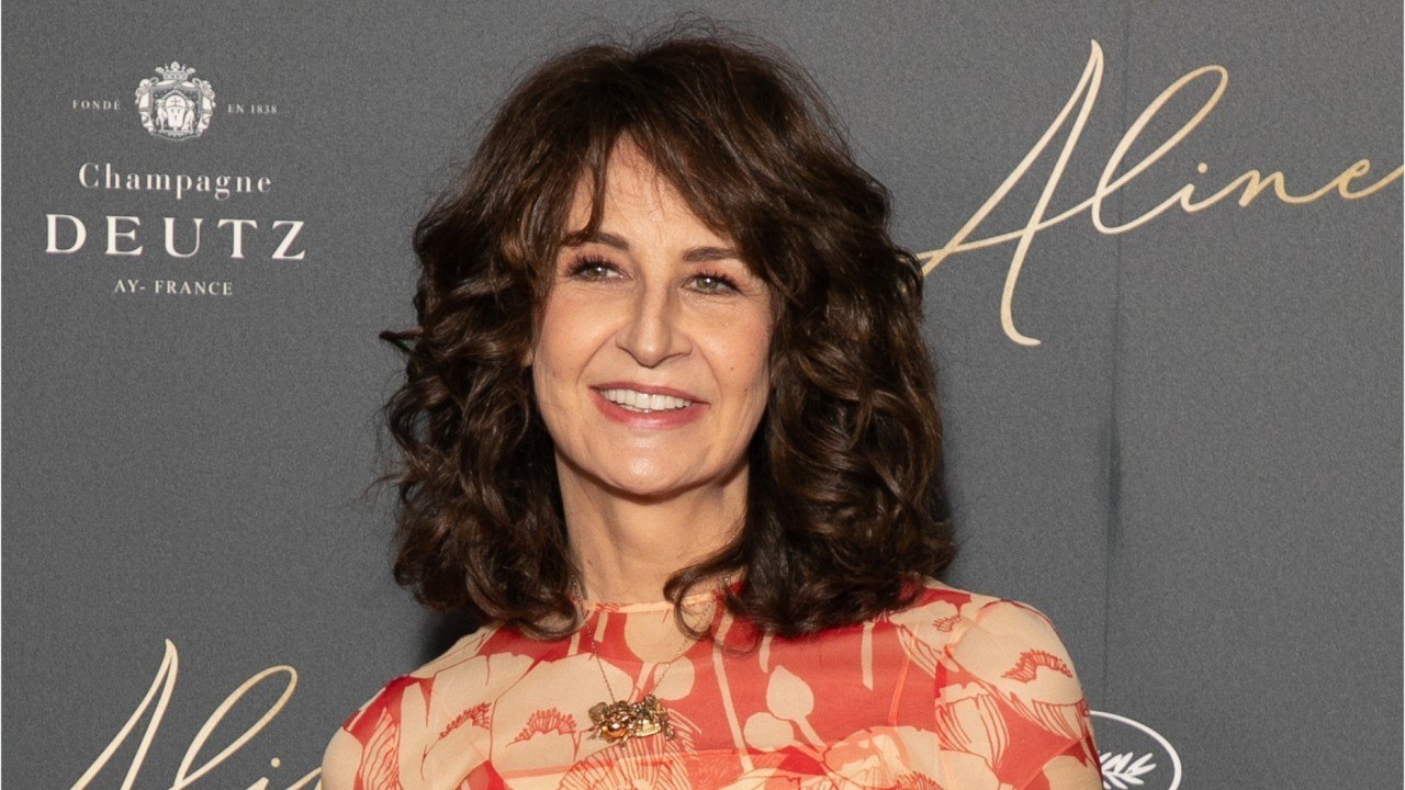 GALA VIDÉO - Valérie Lemercier belle-mère : « J'ai élevé un enfant de ses 4 ans à ses 11 ans "