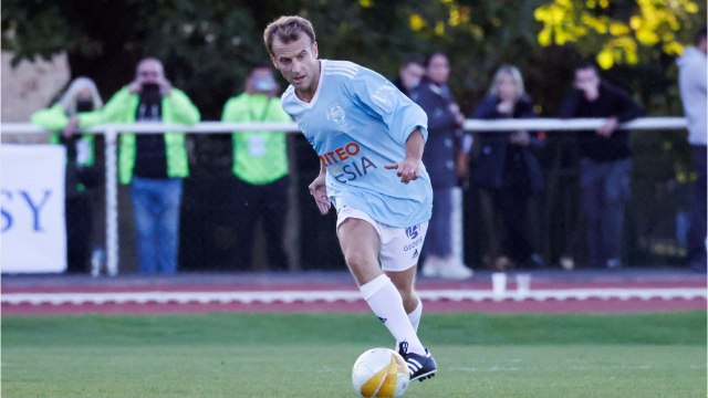 GALA VIDEO - « Dans 2 mois, il signe au PSG : Emmanuel Macron moqué en footballeur d'un jour
