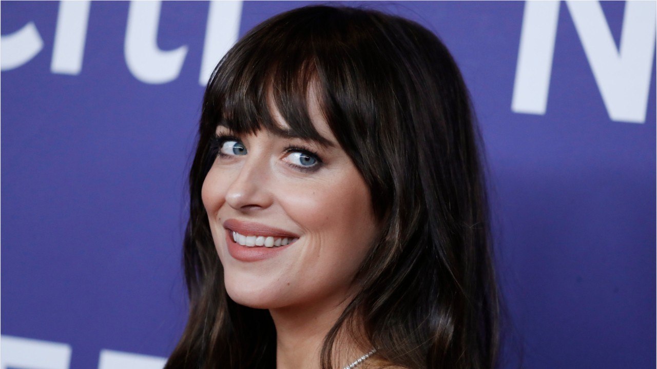 GALA VIDEO - Le saviez-vous ? Dakota Johnson a gardé un objet coquin du tournage de Cinquante nuances de gris ?