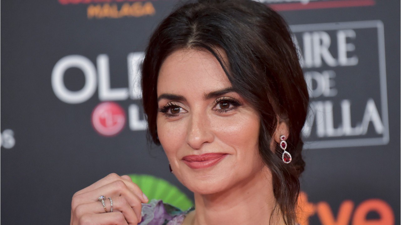 GALA VIDEO - Penélope Cruz mère stricte pour ses enfants : « Ils n'auront pas de téléphone avant leurs 14 ans "