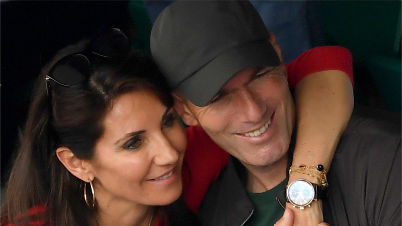 GALA VIDÉO - PHOTO – Zinédine Zidane amoureux : pause tendresse avec sa femme Véronique.