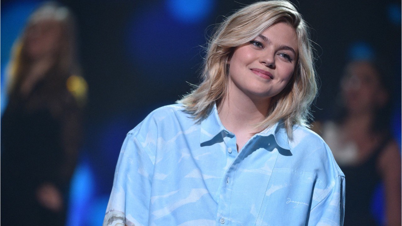 GALA VIDEO - Louane : quelle mère est-elle pour sa fille Esmée ?