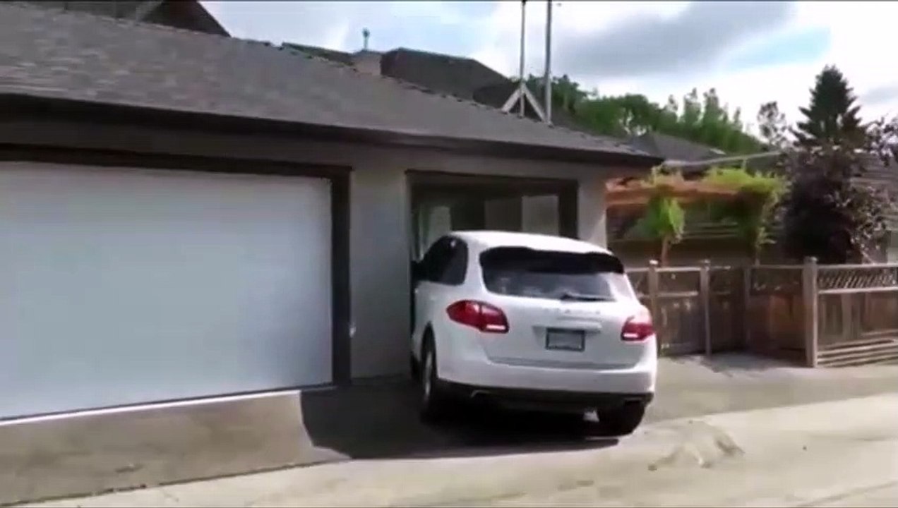 Son fils gare le Porsche Cayenne... raté