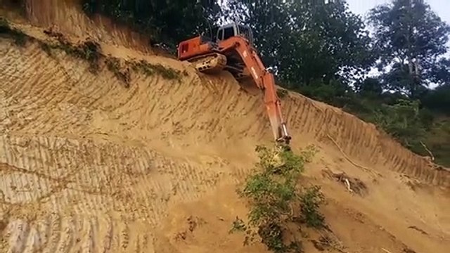 Ce conducteur de pelleteuse fait une descente périlleuse... Fou