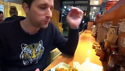 Ce client fait une entrée fracassante dans le restaurant