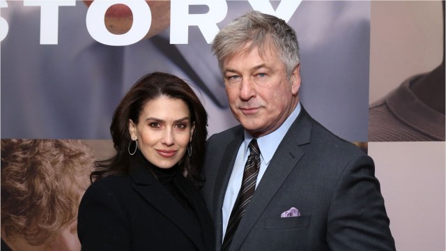 GALA VIDÉO - Alec Baldwin en virée shopping avec sa femme Hilaria… La vie continue après le drame.