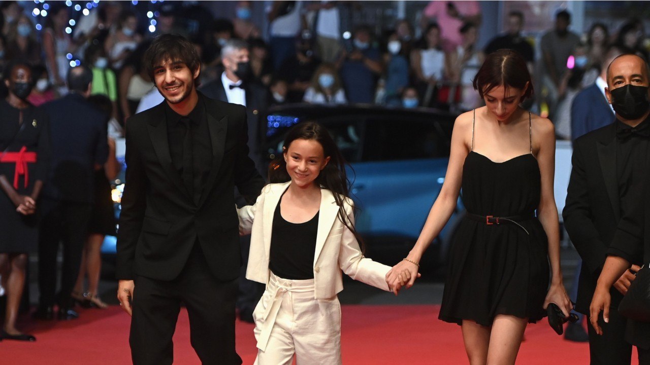 GALA VIDEO - Charlotte Gainsbourg pas épargnée par ses deux filles : « Elles se sont moquées de moi "