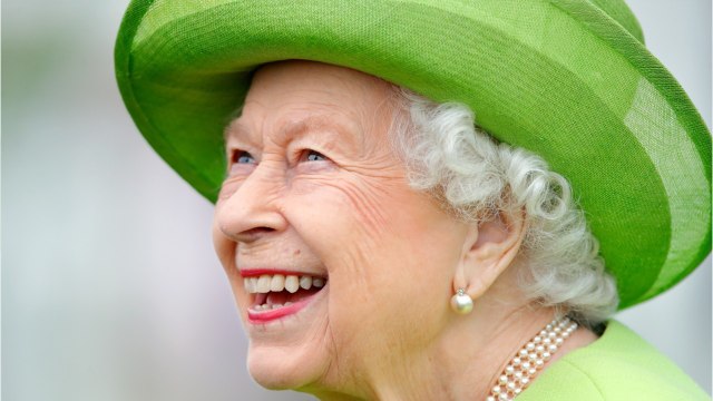 GALA VIDEO - Elizabeth II : ces petits péchés mignons qu’elle s'autorise à Balmoral