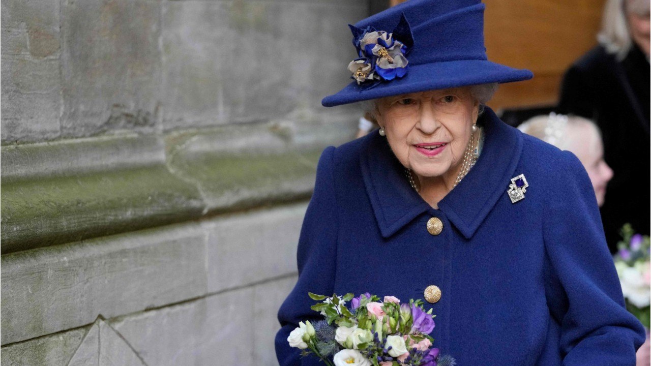 GALA VIDÉO - Coup de tonnerre ! Elizabeth II contrainte au repos deux semaines supplémentaires