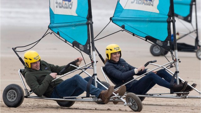 GALA VIDEO - Kate Middleton et William s'éclatent à la plage : cette vidéo insolite